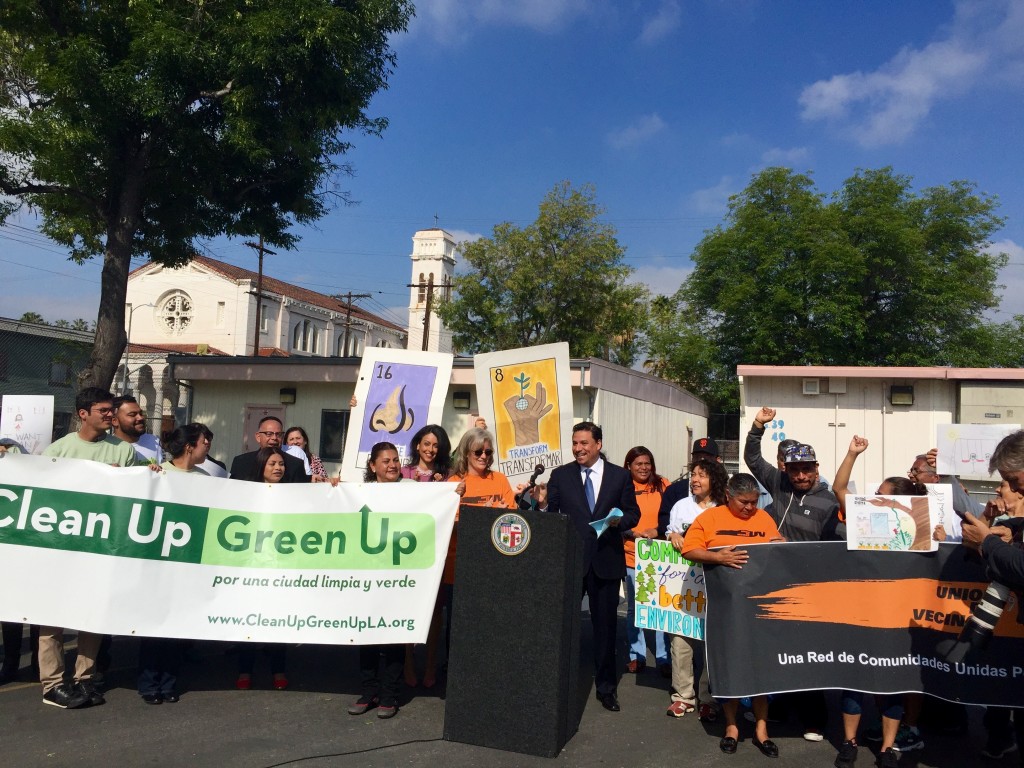 FOTO: ARACELI MARTÃNEZ / LA OPINIÓN Después de cinco años de lucha de varios residentes, el Concejo de Los Ãngeles votó a favor de poner en marcha un programa piloto en barrios latinos altamente contaminados como Pacoima, Sun Valley, Boyle Heights y Wilmington para apoyar a los negocios a establecer tecnologÃas que reduzcan las emisiones contaminantes que emiten al aire.