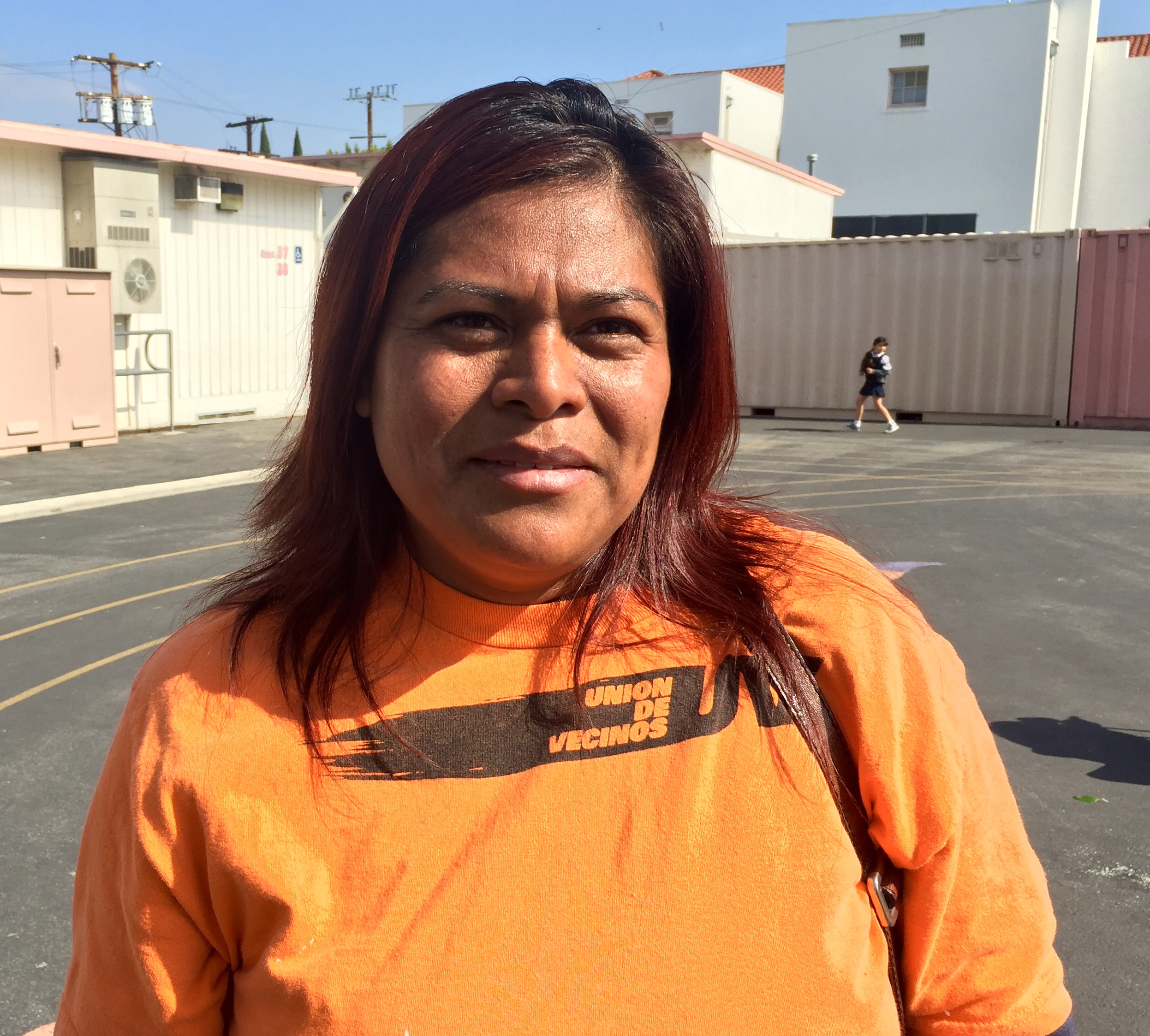 Ofelia Platón quien ha vivido por años en Boyle Heights dice que por años ha sufrido de alergias debido a la contaminación de las industrias y las autopistas que rodean los vecindarios de esta zona. (Araceli MartÃnez/La Opinión).