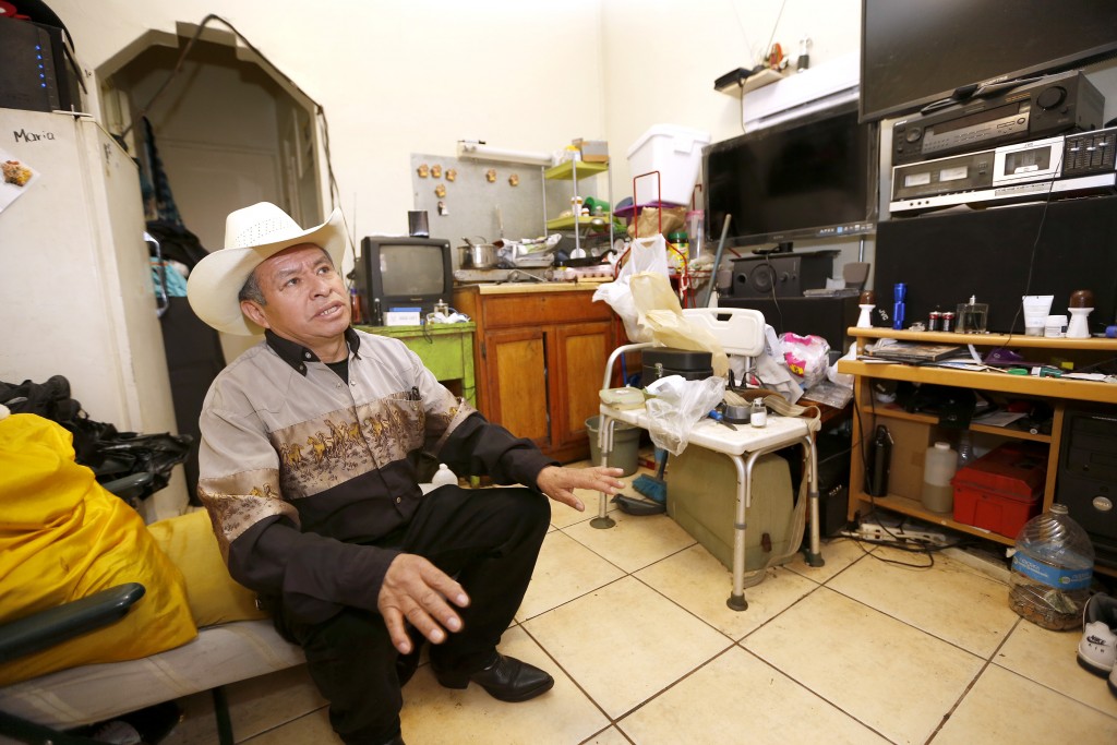 Francisco Jacintos se queja de cobros injustos, plagas, goteras y otras desatenciones de los dueños de micro-apartamentos en Pico-Union. (Foto Aurelia Ventura/ La Opinion)