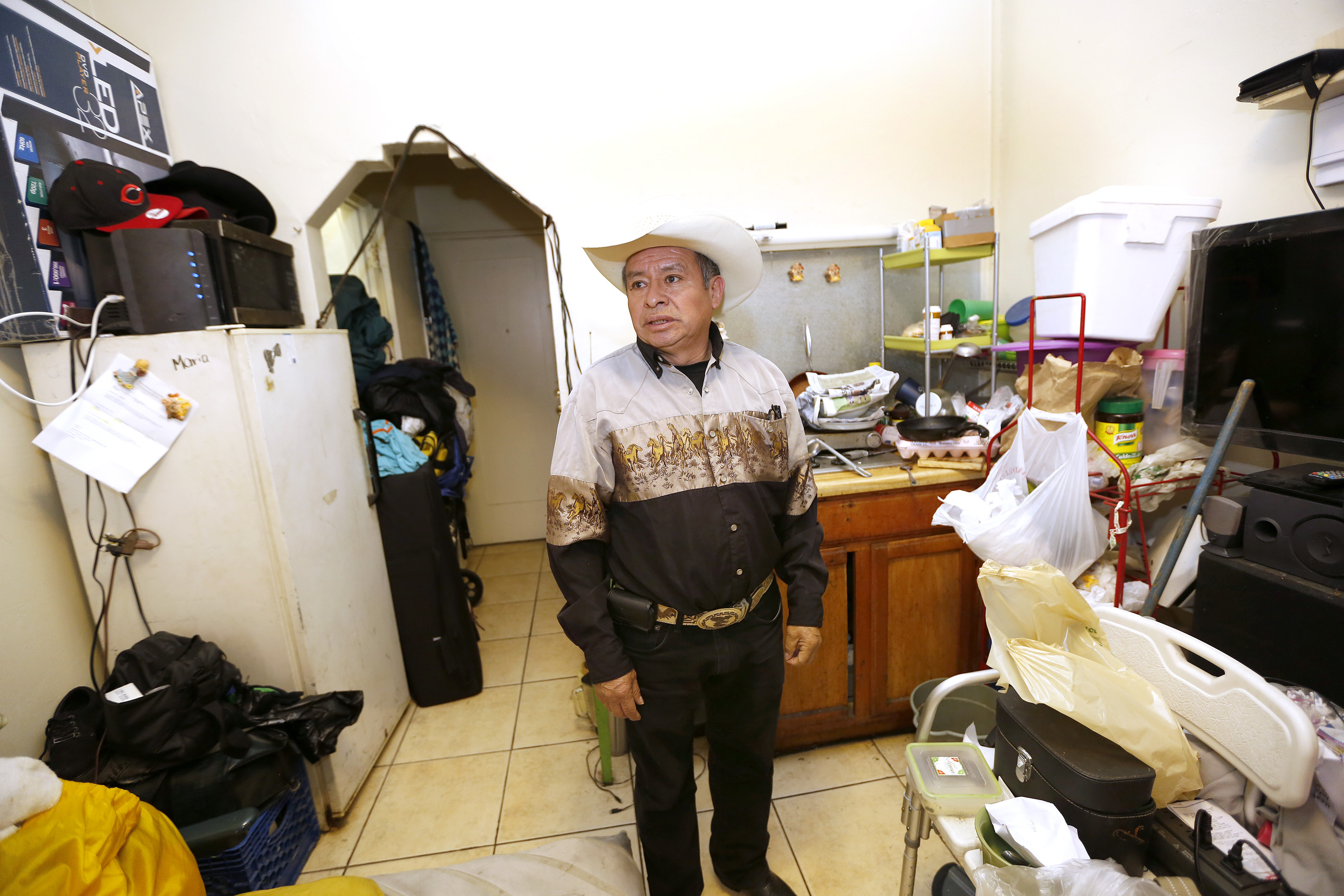 Juan Francisco Jacintos se queja de cobros injustos, plagas, goteras y otras desatenciones de los dueños de micro-apartamentos en Pico-Union. (Foto Aurelia Ventura/ La Opinion)