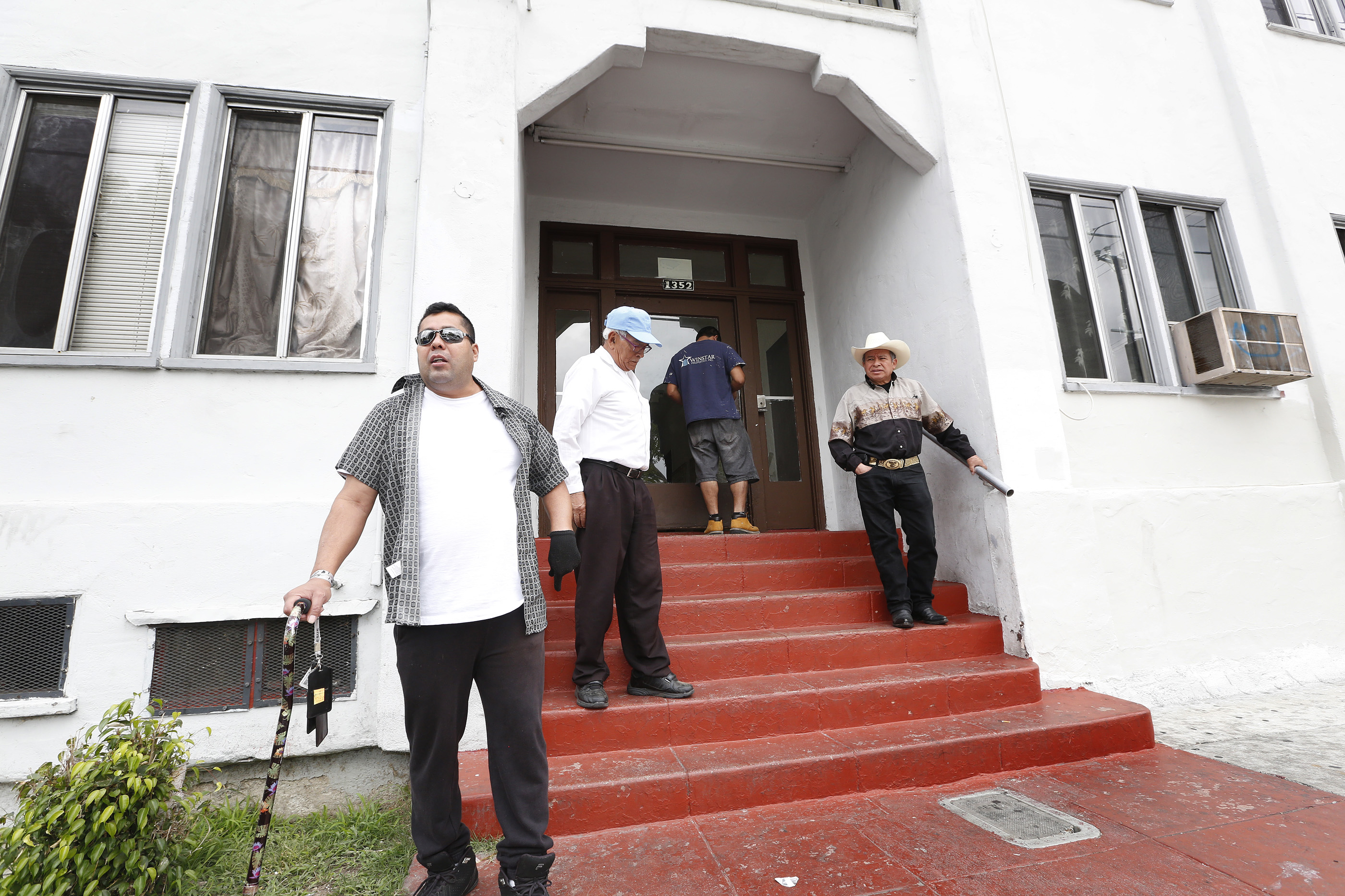 “Claro que me gustarÃa vivir en un lugar mejor, pero no se puedeâ€, dice el inquilino José Hernández.(Foto Aurelia Ventura/ La Opinion)