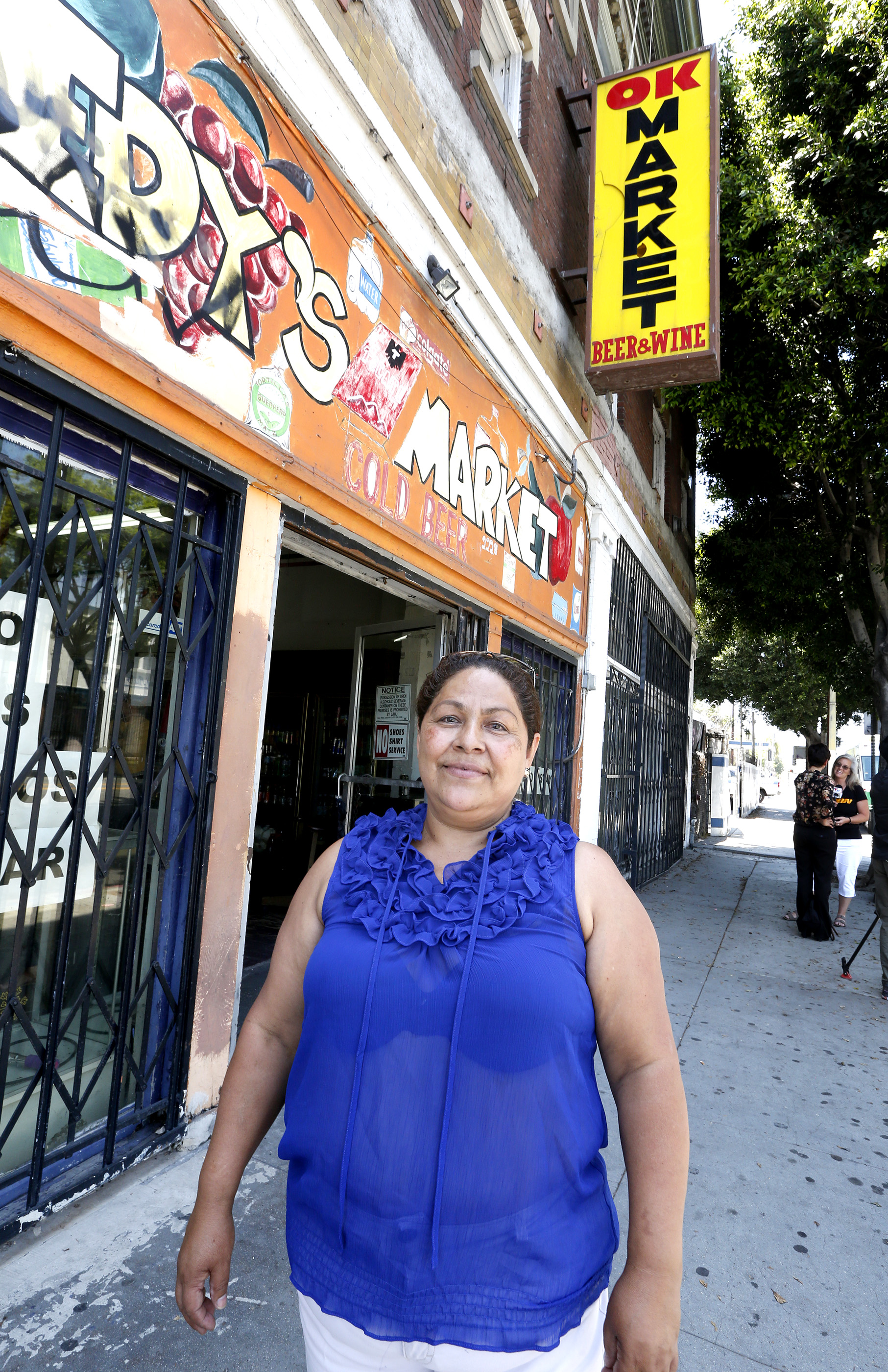 La duena del OK Market Maria Ramirez busca evitar ser desalojada por el nuevo dueño del edificio donde tiene su negocio. (Aurelia Ventura/ La Opinion)