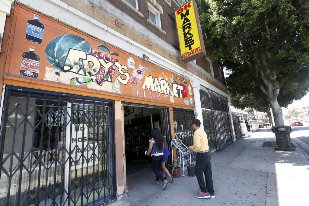 Maria Ramirez y su hermano Miguel van ir a la corte para evitar que desalojen su supermercado Ok Market de una popular calle de Boyle Heights. (Photo Aurelia Ventura/ La Opinion)