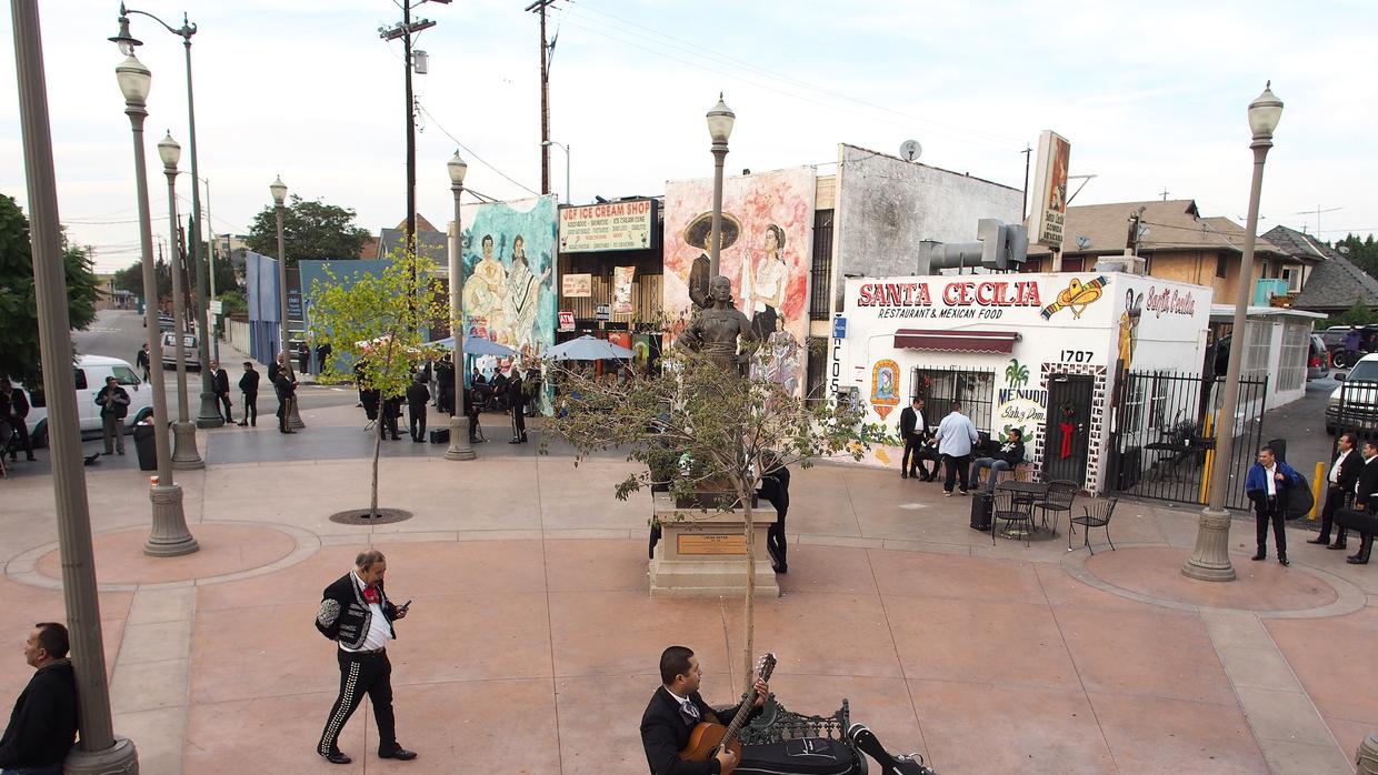 ariachi toca su intrumento en Mariachi Plaza en Boyle Heights. La gente de la vecindad está preocupada que la cultura del lugar se disminuirá con la gentrificación. ROBYN BECK/AFP/Getty Images