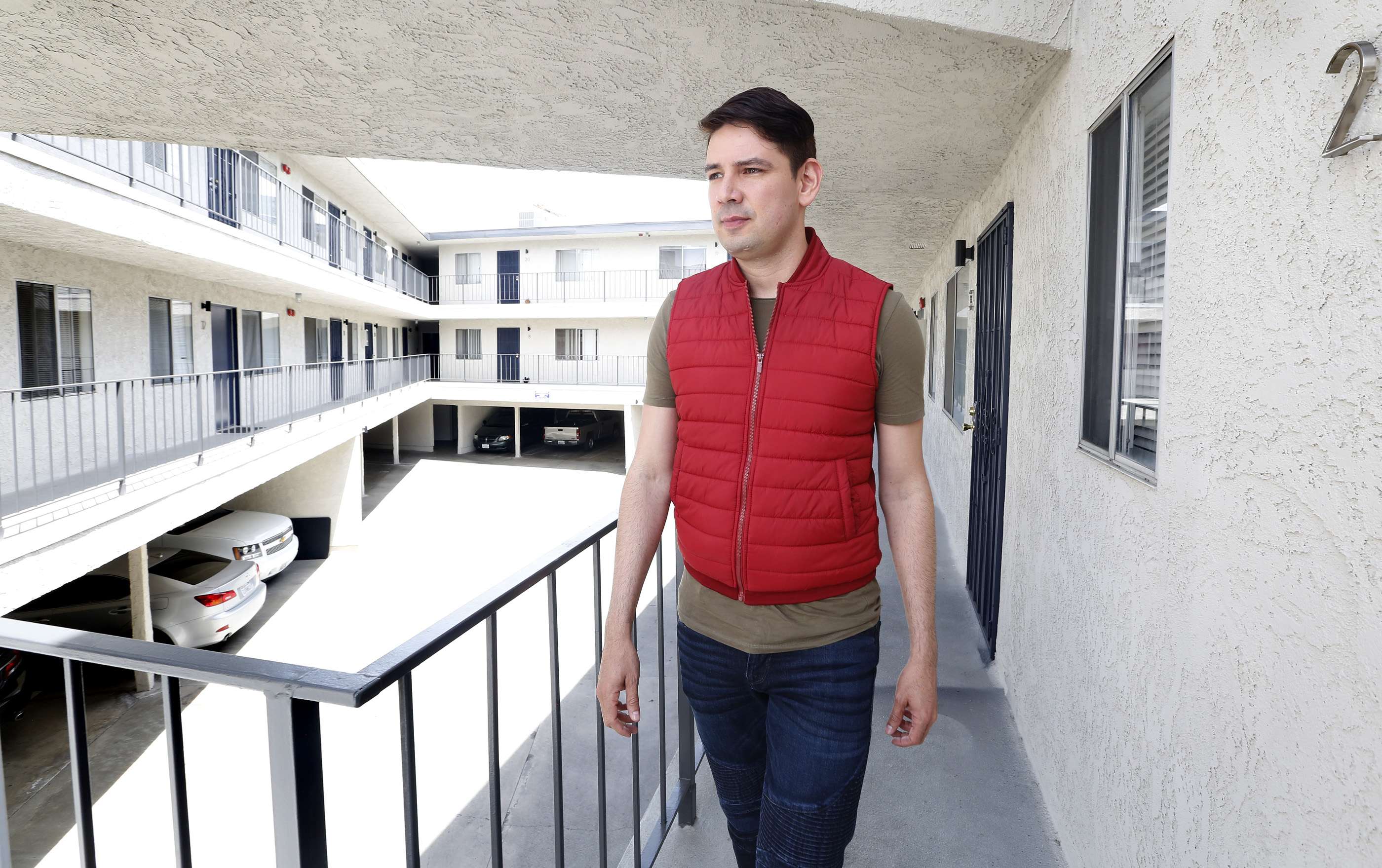 Francisco González cuenta que su alquiler ha subido en más de $400. (Foto: Aurelia Ventura/La Opinión)