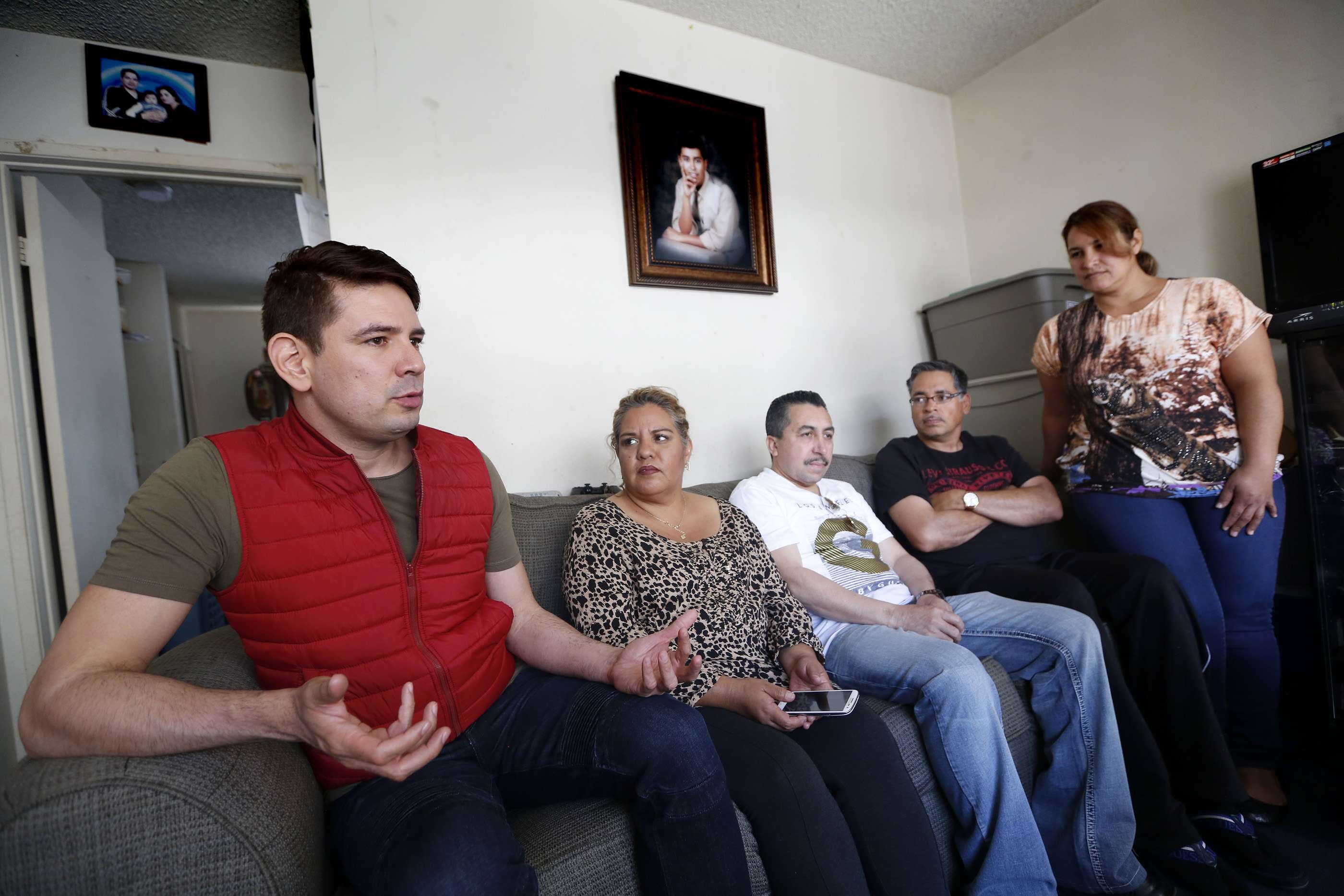 04/25/17/LOS ANGELES/ Francisco Gonzalez (L) is among several Boyle Heights tenants that are uniting to fight rent increases of 60 to 80 percent from their new owner, Crescent Canyon Management Co. (Foto: Aurelia Ventura/La Opinión)
