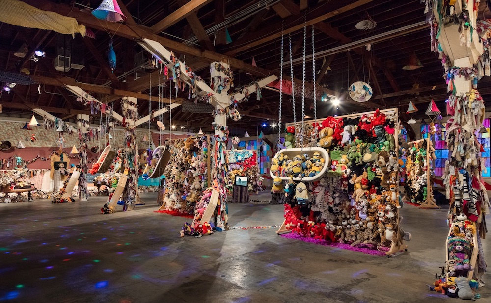 Installation view of “Charlemagne Palestine: CCORNUUOORPHANOSSCCOPIAEE AANORPHANSSHHORNOFFPLENTYY,†2018, at 356 Mission, Los Angeles. BRICA WILCOX/COURTESY 356 MISSION